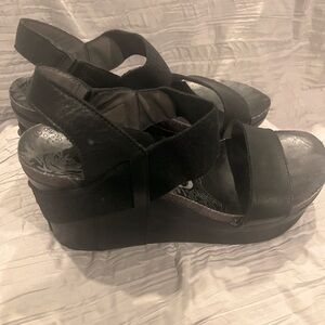 Like new OTBT Black platform sandals